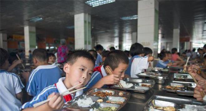 承包一个8000人的学校食堂 每年要交365万 能接手吗？(图3)