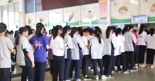 承包一家8500人的学校食堂每年租金要交365万能赚钱吗？(图6)